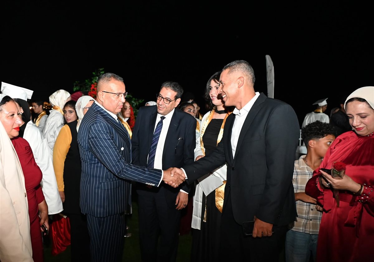 محافظ جنوب سيناء يشهد حفل تخرج طلاب مدرسة شرم الشيخ الرسمية للغات