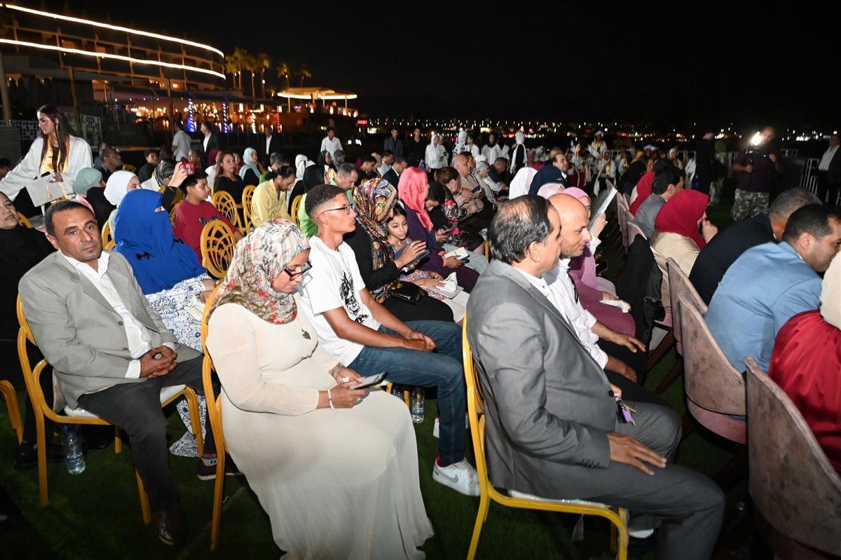 محافظ جنوب سيناء يشهد حفل تخرج طلاب مدرسة شرم الشيخ الرسمية للغات