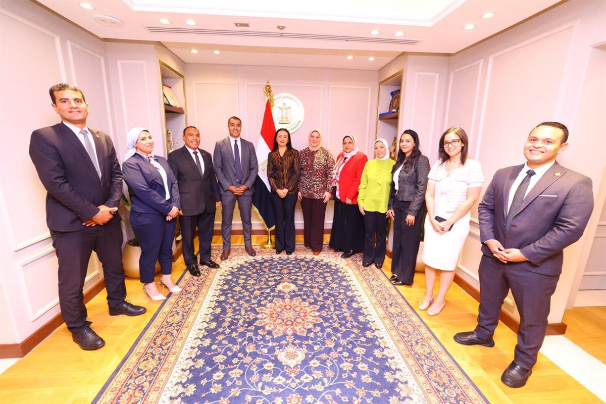 وزيرة التضامن تكرم الإدارة العامة للعلاقات العامة والمراسم بالوزارة