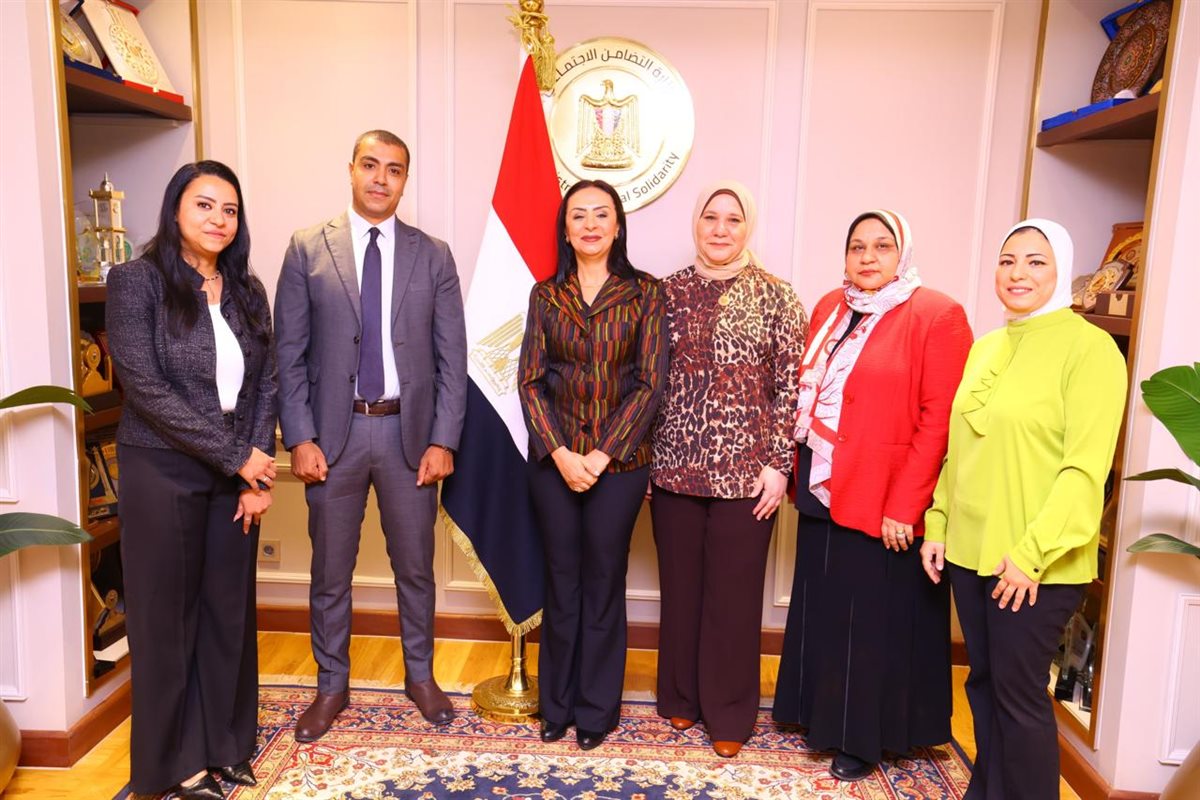 وزيرة التضامن تكرم الإدارة العامة للعلاقات العامة والمراسم بالوزارة