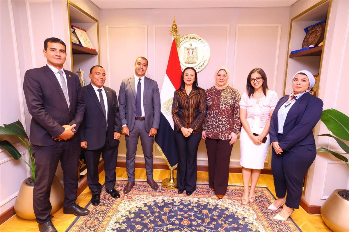 وزيرة التضامن تكرم الإدارة العامة للعلاقات العامة والمراسم بالوزارة