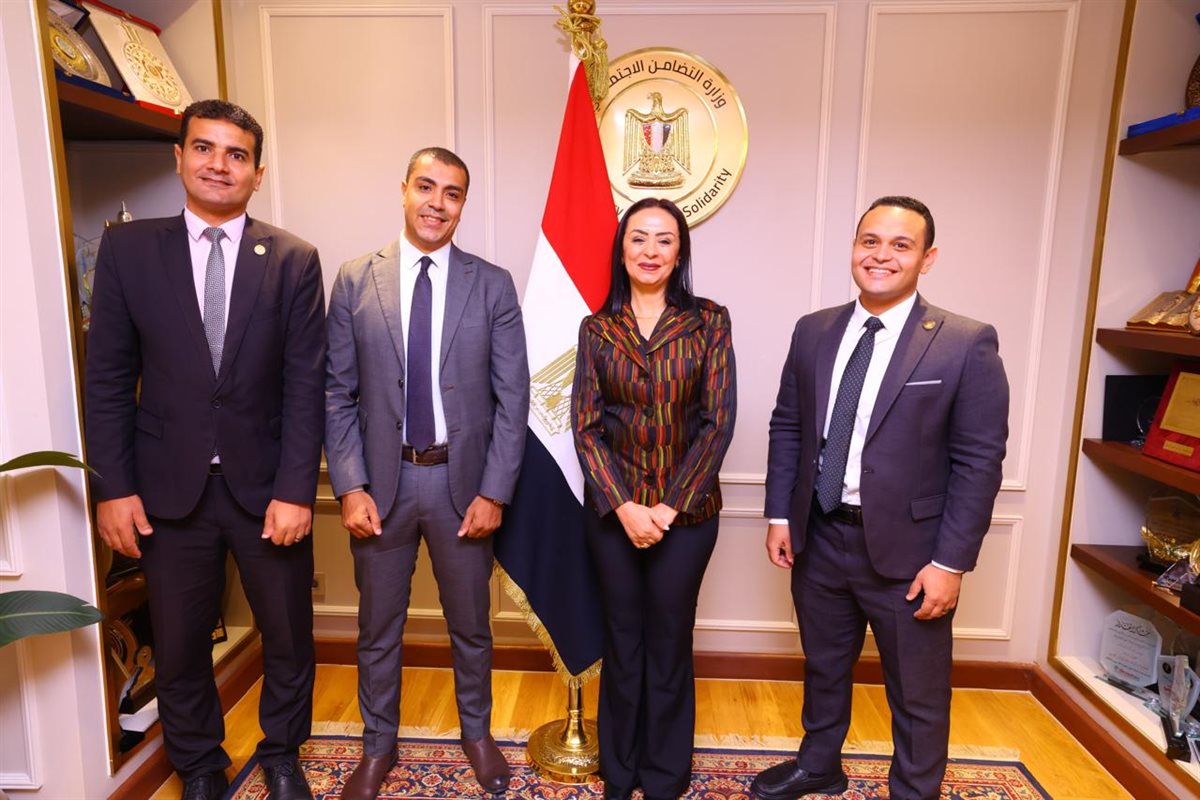 وزيرة التضامن تكرم الإدارة العامة للعلاقات العامة والمراسم بالوزارة