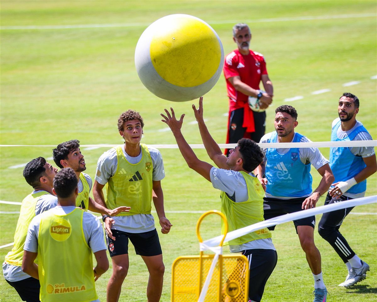 <strong>تألق ثلاثي الأهلي الشاب في معسكر الفريق بـ تونس</strong>