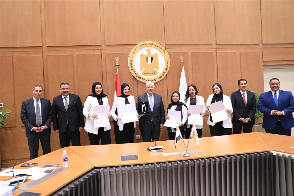 تكريم وزير التعليم العالي للفائزين