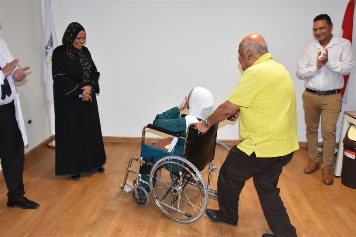 طالبة تقهر الالم وتتفوق في الثانوية العامة