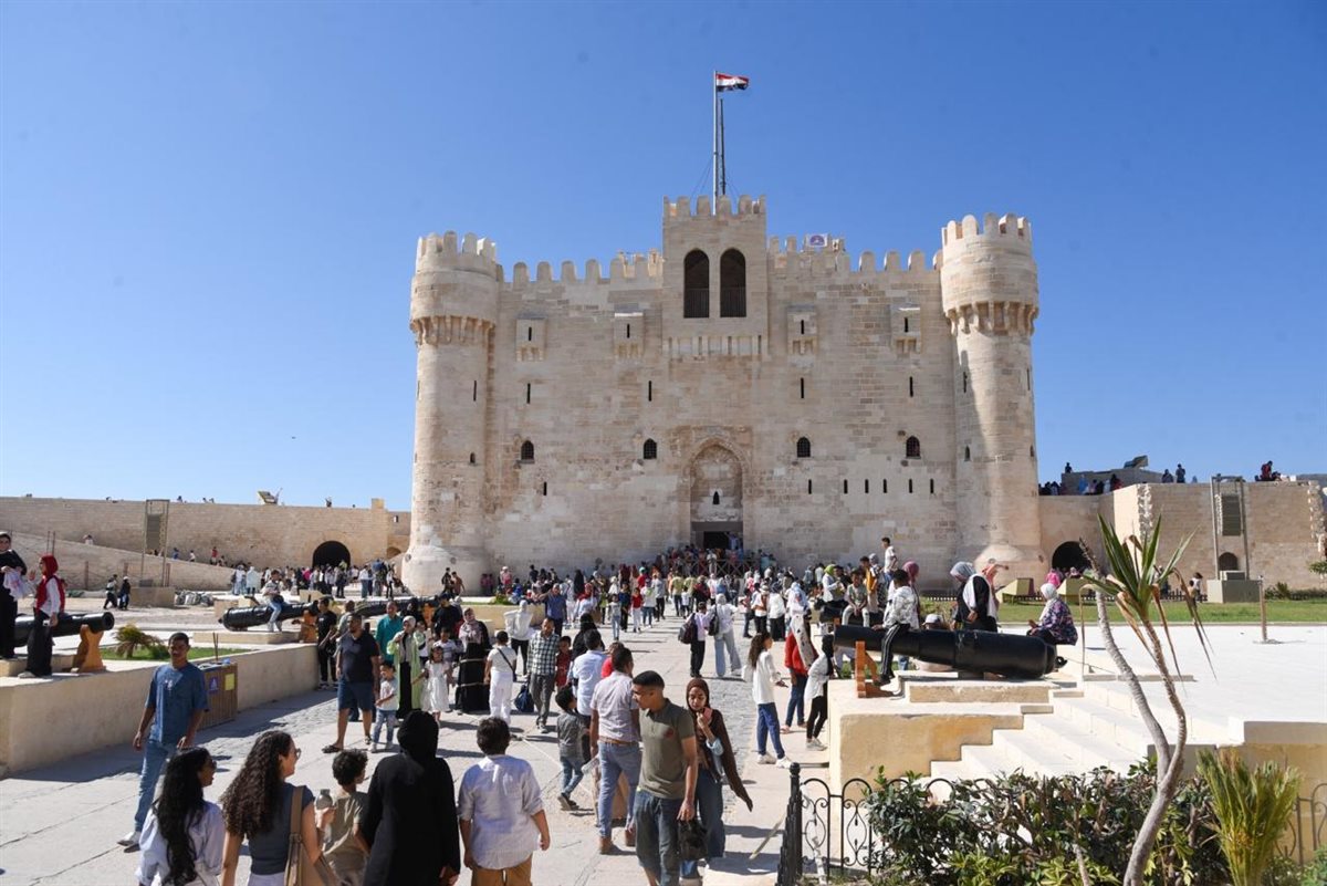 زائرين للأماكن الأثرية في العيد القومي في الإسكندرية 