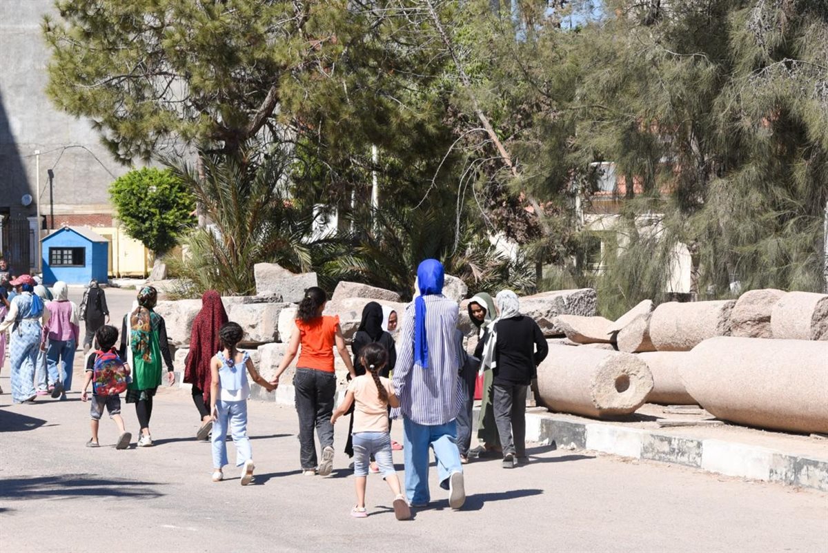 زائرين للأماكن الأثرية في العيد القومي في الإسكندرية 