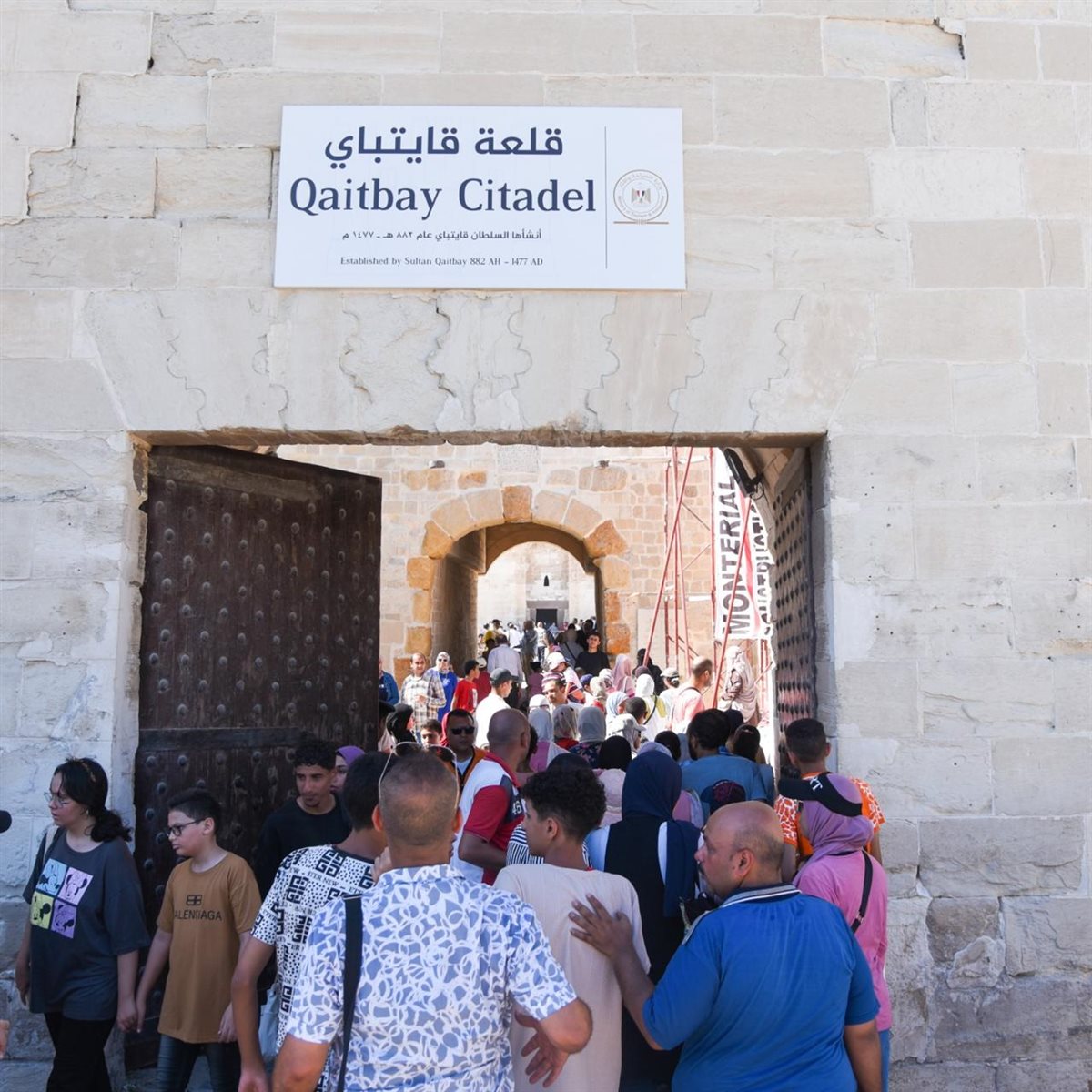 زائرين للأماكن الأثرية في العيد القومي في الإسكندرية 