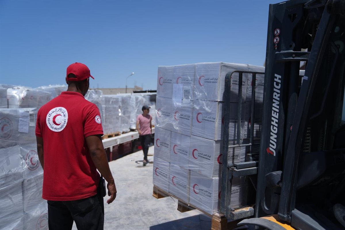 استعدادًا لارسال المساعدات إلى غزة.. الهلال الأحمر المصري يعلن رفع قدراته التشغيلية إلى اعلى مستوياتها داخل مراكزه اللوجيستية