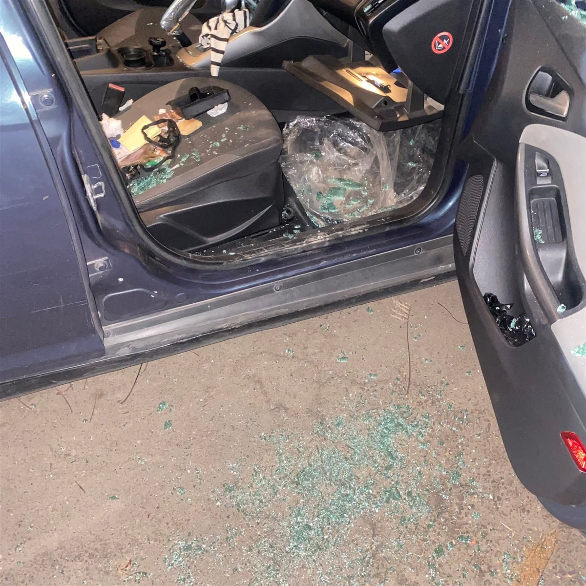 سيارات محطمة أمام أحد قاعات الافراح بالأقصر