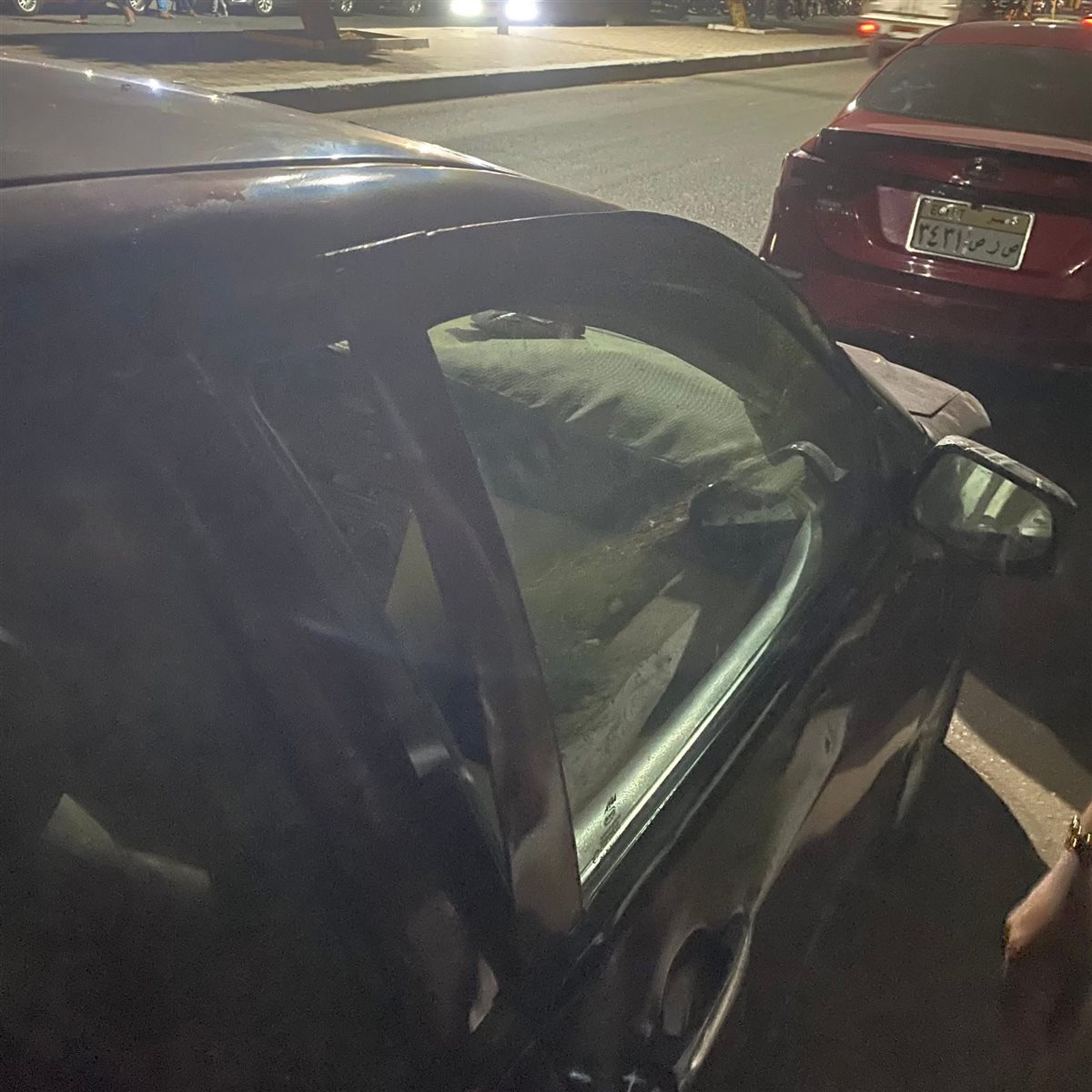 سيارات محطمة أمام أحد قاعات الافراح بالأقصر