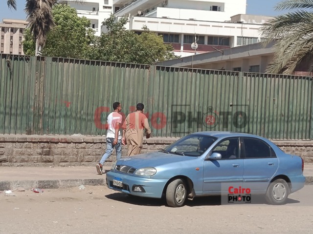 أسرة والد أطفال دلجا أمام مستشفى أسيوط الجامعي