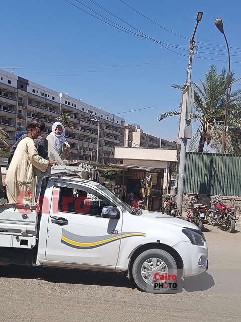 أسرة والد أطفال دلجا أمام مستشفى أسيوط الجامعي