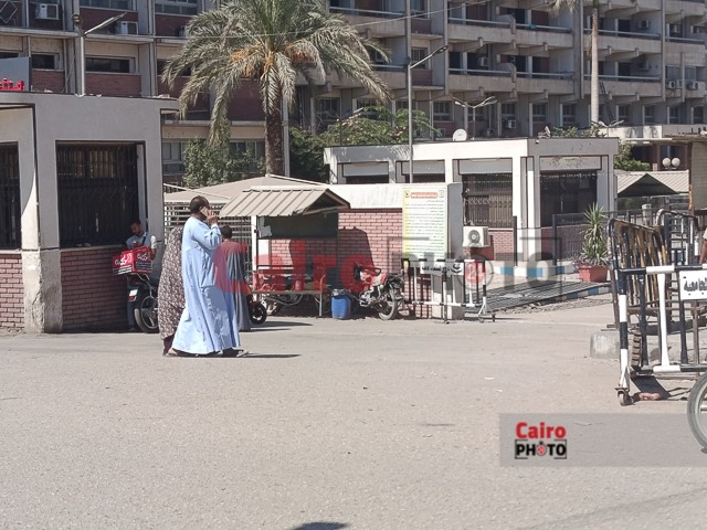 أسرة والد أطفال دلجا أمام مستشفى أسيوط الجامعي