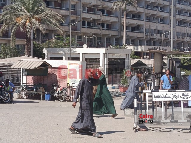 أسرة والد أطفال دلجا أمام مستشفى أسيوط الجامعي