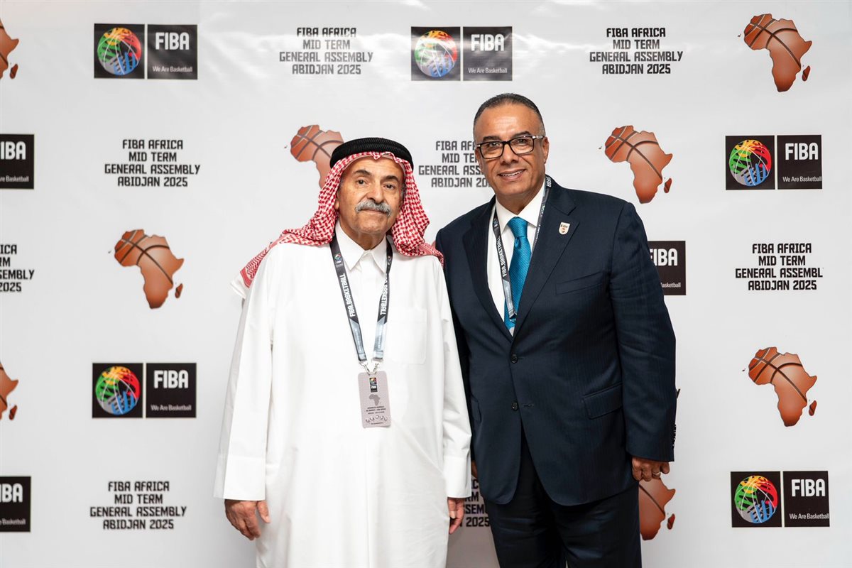 عمرو مصيلحي مع الشيخ سعود بن علي آل ثاني رئيس الاتحاد الدولي لكرة السلة