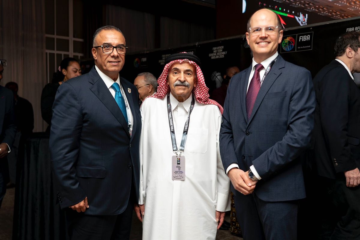 عمرو مصيلحي مع الشيخ سعود بن علي آل ثاني رئيس الاتحاد الدولي لكرة السلة
