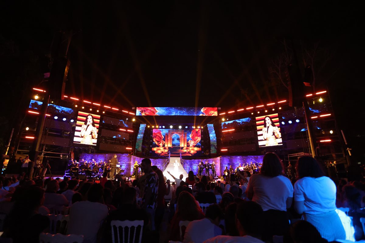 لطيفة تتألق في حفلها بقرطاج