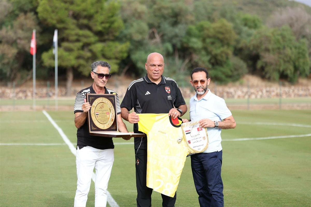 <strong>رئيس البنزرتي يهدي درع النادي لبعثة الأهلي.. وتكريم خاص لـ بن رمضان</strong>
