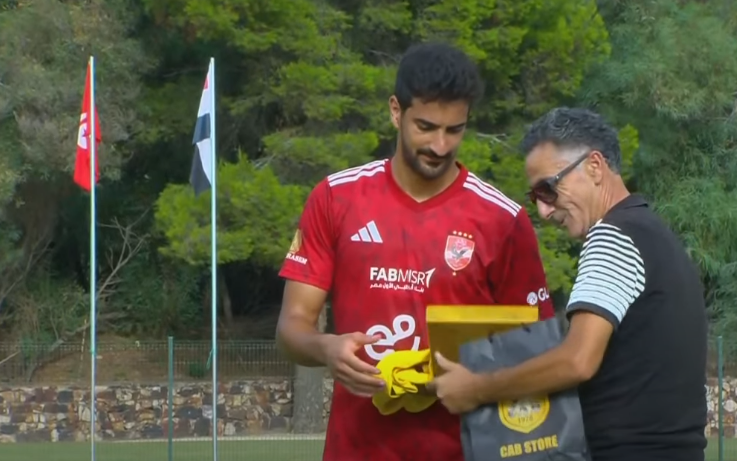 <strong>رئيس البنزرتي يهدي درع النادي لبعثة الأهلي.. وتكريم خاص لـ بن رمضان</strong>