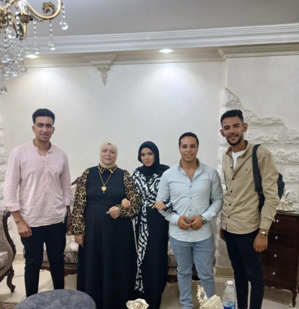 الحاجة عزة ونجليها صحبة محرري القاهرة 24