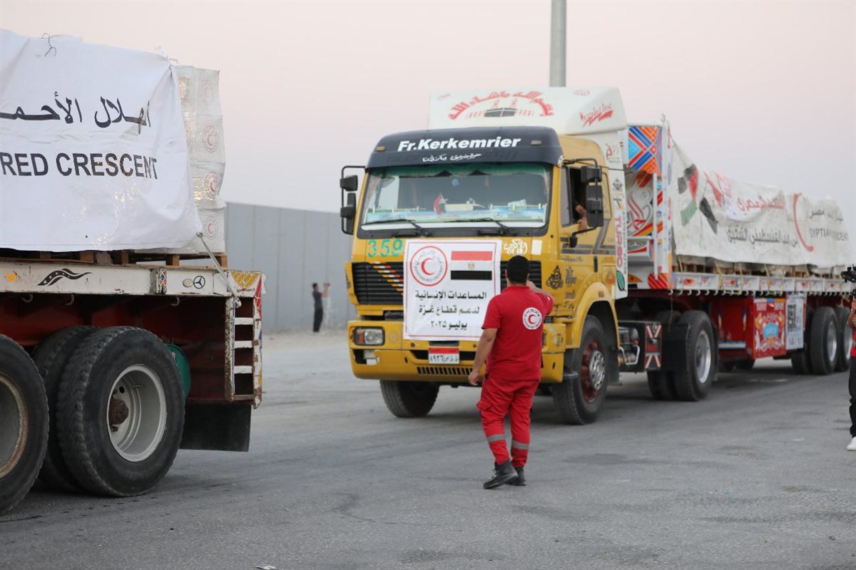 الهلال الأحمر المصري يرسل المساعدات الانسانية إلى قطاع غزة