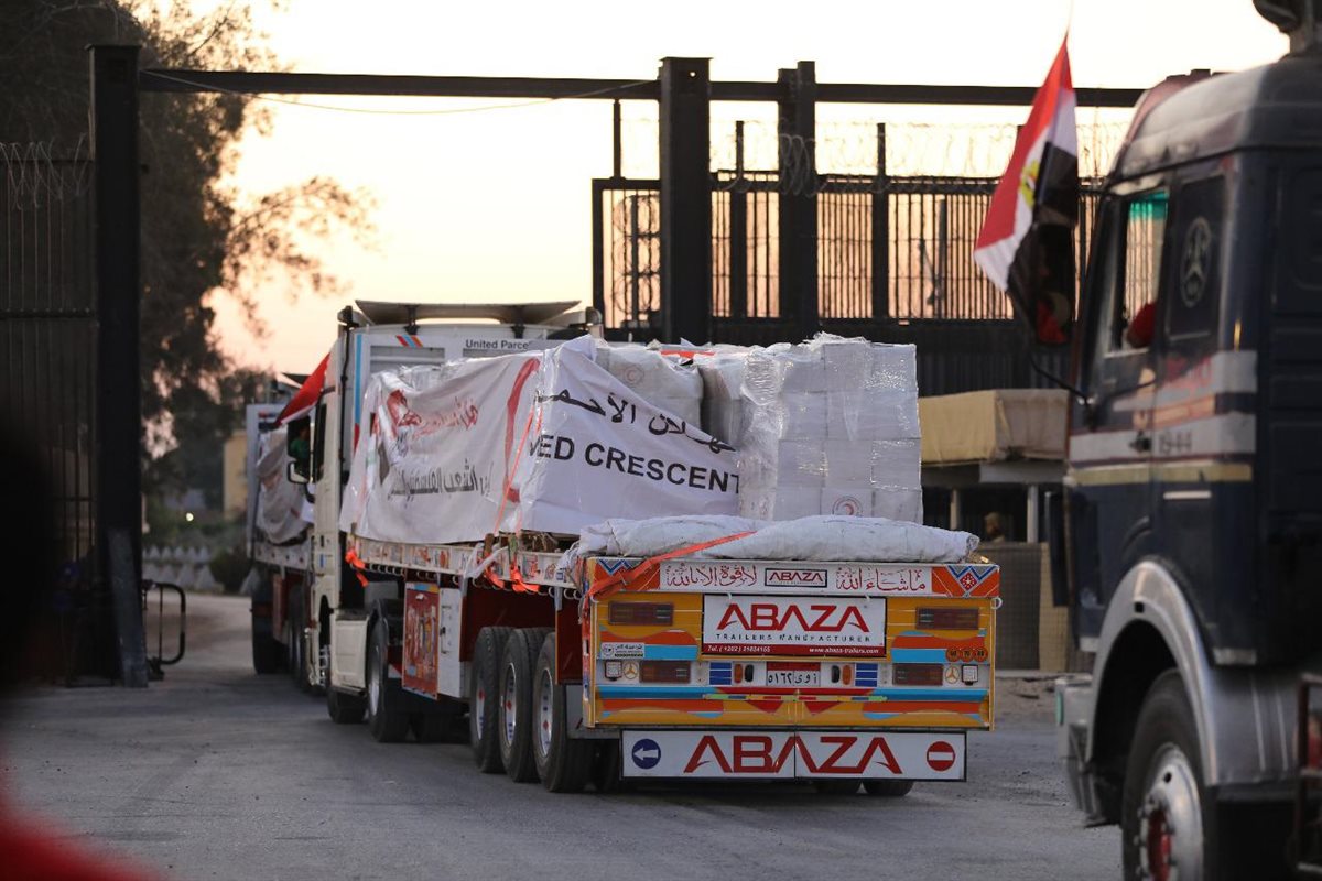 الهلال الأحمر المصري يرسل المساعدات الانسانية إلى قطاع غزة