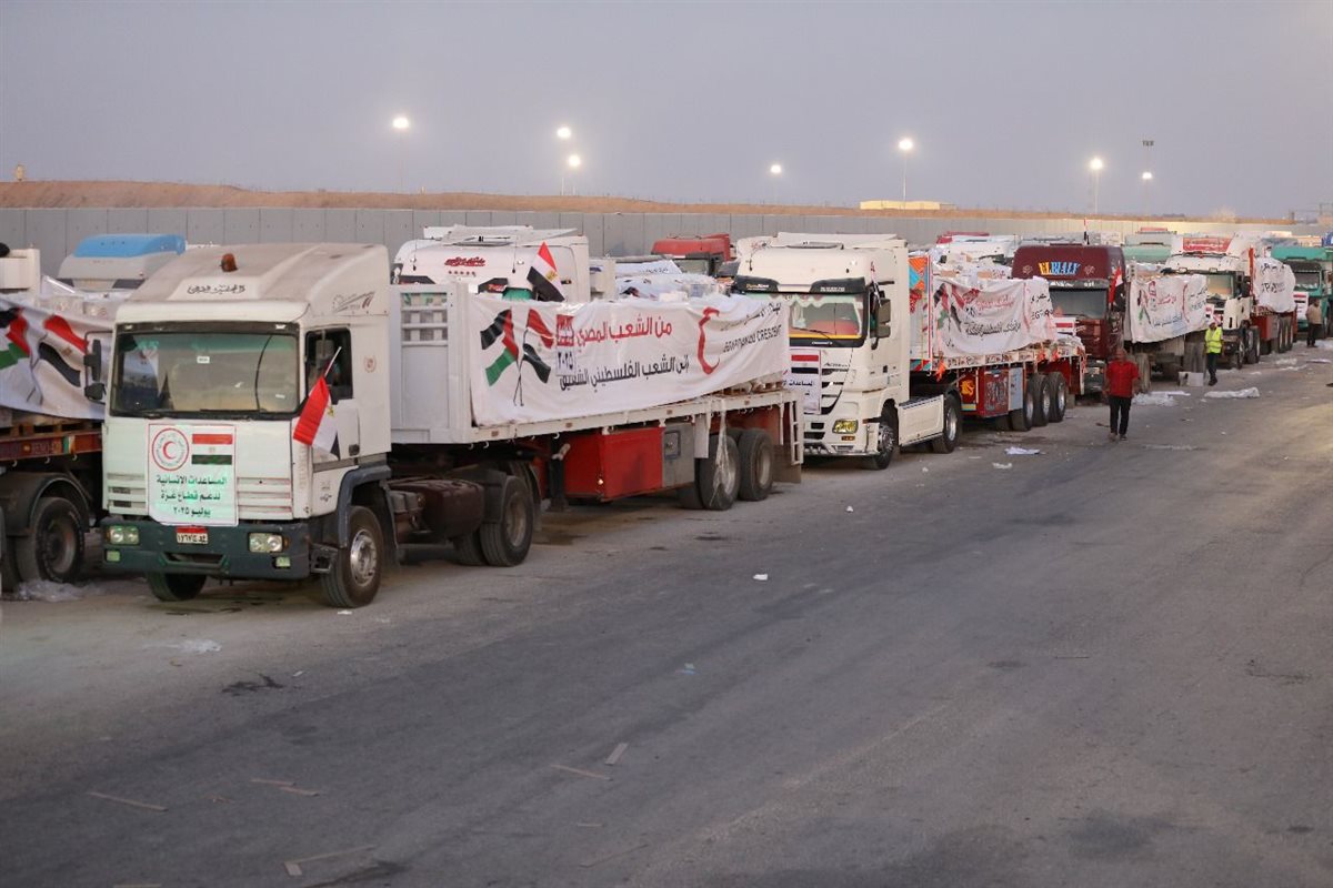 الهلال الأحمر المصري يرسل المساعدات الانسانية إلى قطاع غزة