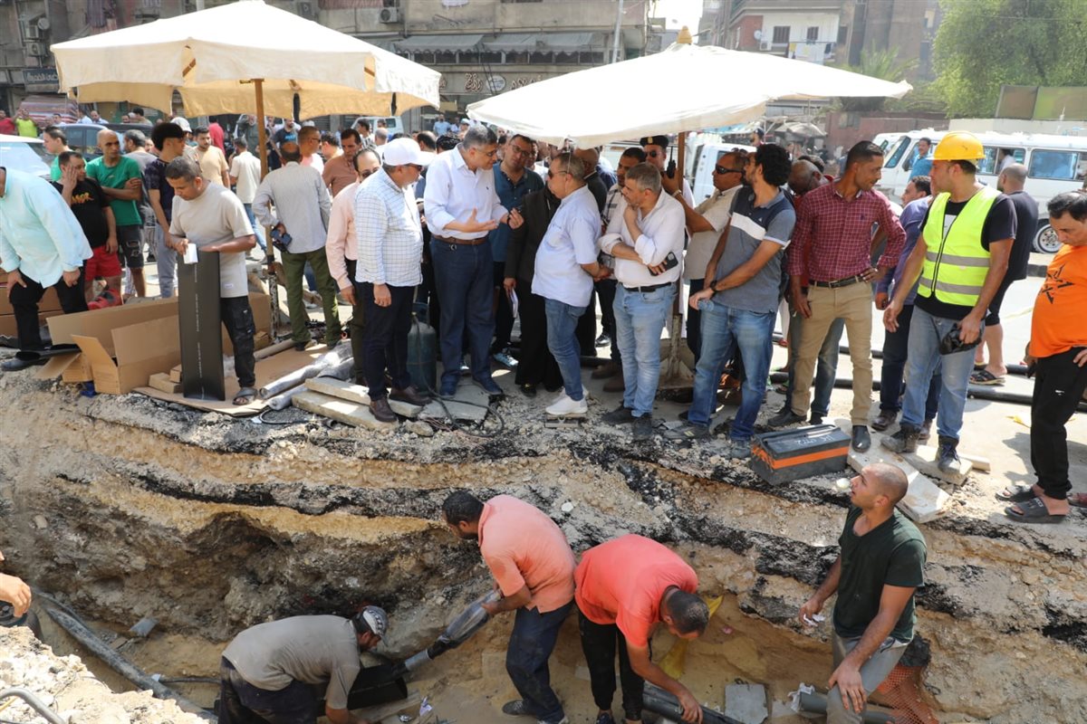 محافظ الجيزة يتابع ميدانيًا أعمال إصلاح العطل الطارئ بالكابل الكهربائي