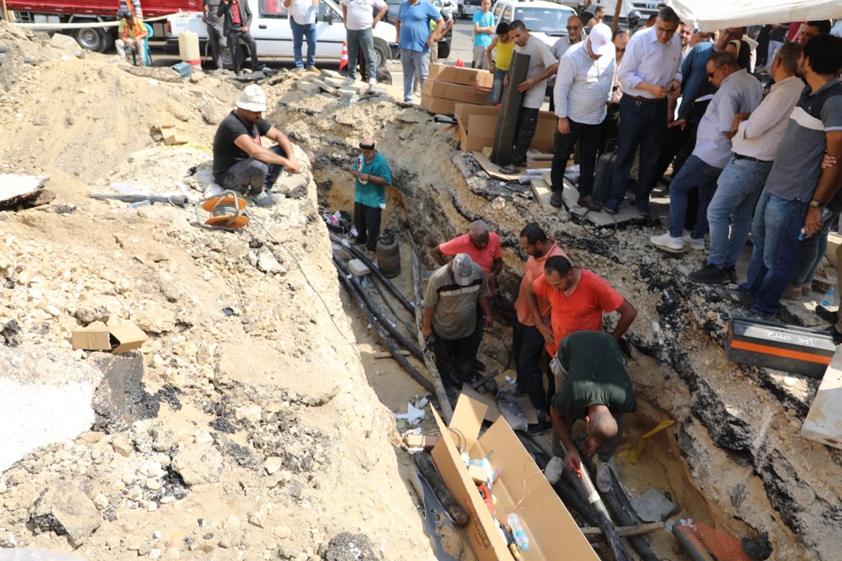 محافظ الجيزة يتابع ميدانيًا أعمال إصلاح العطل الطارئ بالكابل الكهربائي