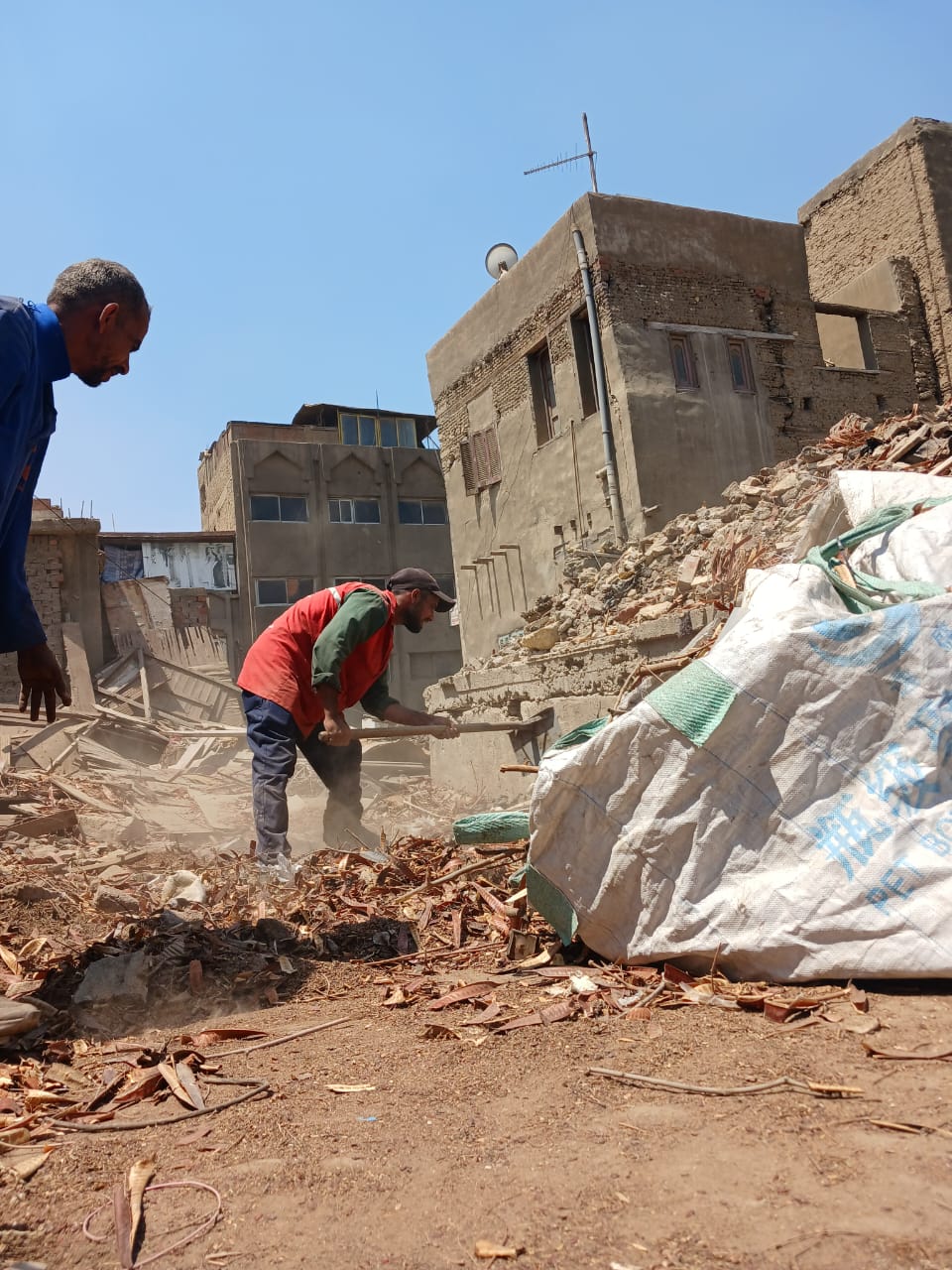 بدء حملة لنظافة الأسطح بحي وسط القاهرة من شارع المعز