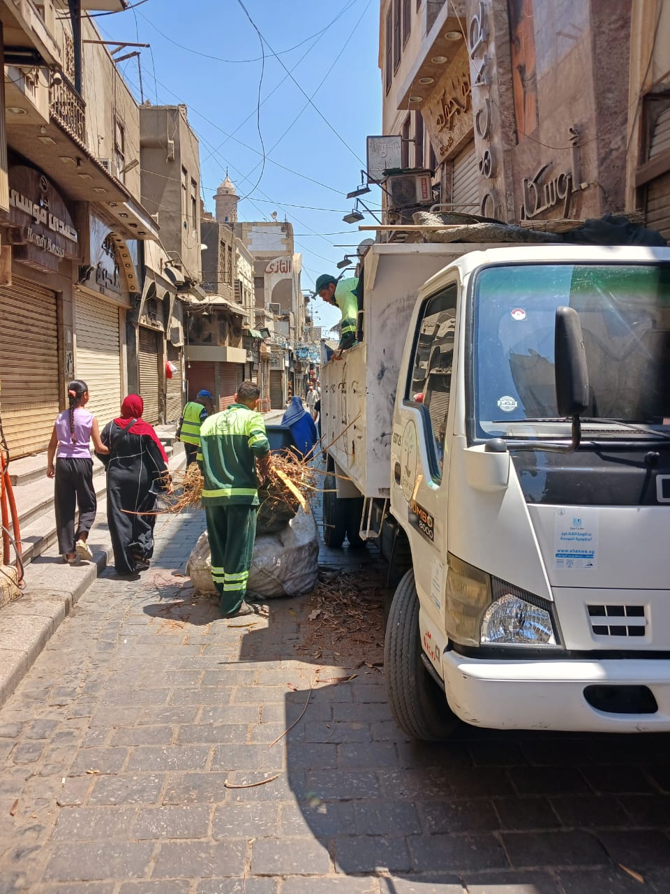 بدء حملة لنظافة الأسطح بحي وسط القاهرة من شارع المعز