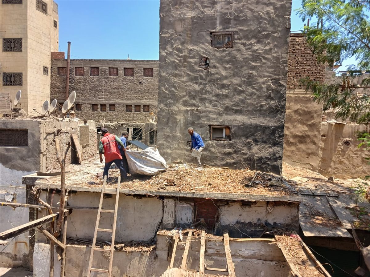 بدء حملة لنظافة الأسطح بحي وسط القاهرة من شارع المعز