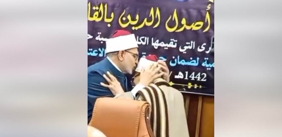 أدب الأستاذ والتلميذ.. رئيس جامعة الأزهر يقبل يد ورأس شيخ المحدثين الدكتور أحمد معبد عبد الكريم وبجلسه على الكرسي المخصص له