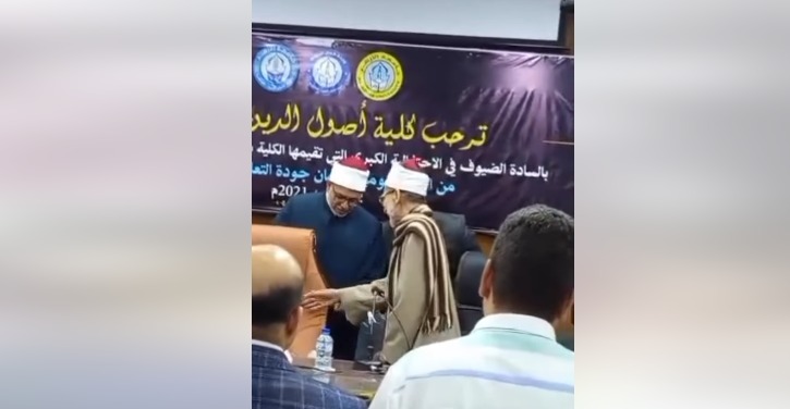 أدب الأستاذ والتلميذ.. رئيس جامعة الأزهر يقبل يد ورأس شيخ المحدثين الدكتور أحمد معبد عبد الكريم وبجلسه على الكرسي المخصص له