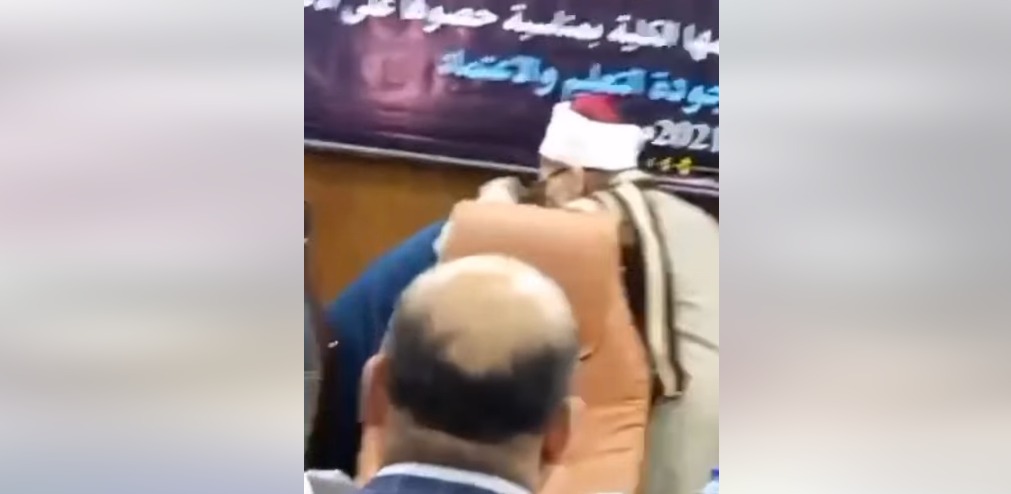 أدب الأستاذ والتلميذ.. رئيس جامعة الأزهر يقبل يد ورأس شيخ المحدثين الدكتور أحمد معبد عبد الكريم وبجلسه على الكرسي المخصص له