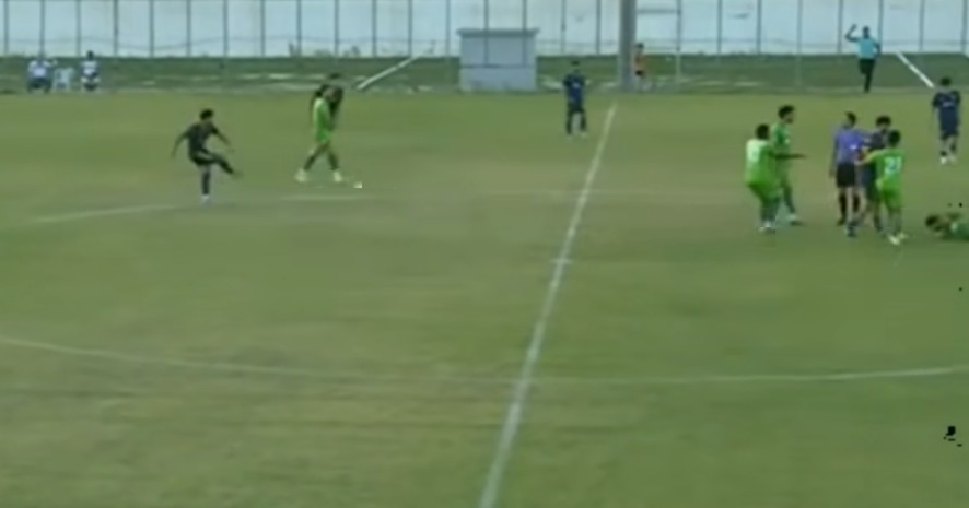 <strong>صور مشادة اللاعبين واقتحام الجماهير </strong>