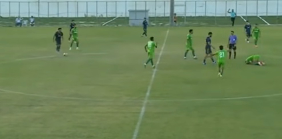 <strong>صور مشادة اللاعبين واقتحام الجماهير </strong>