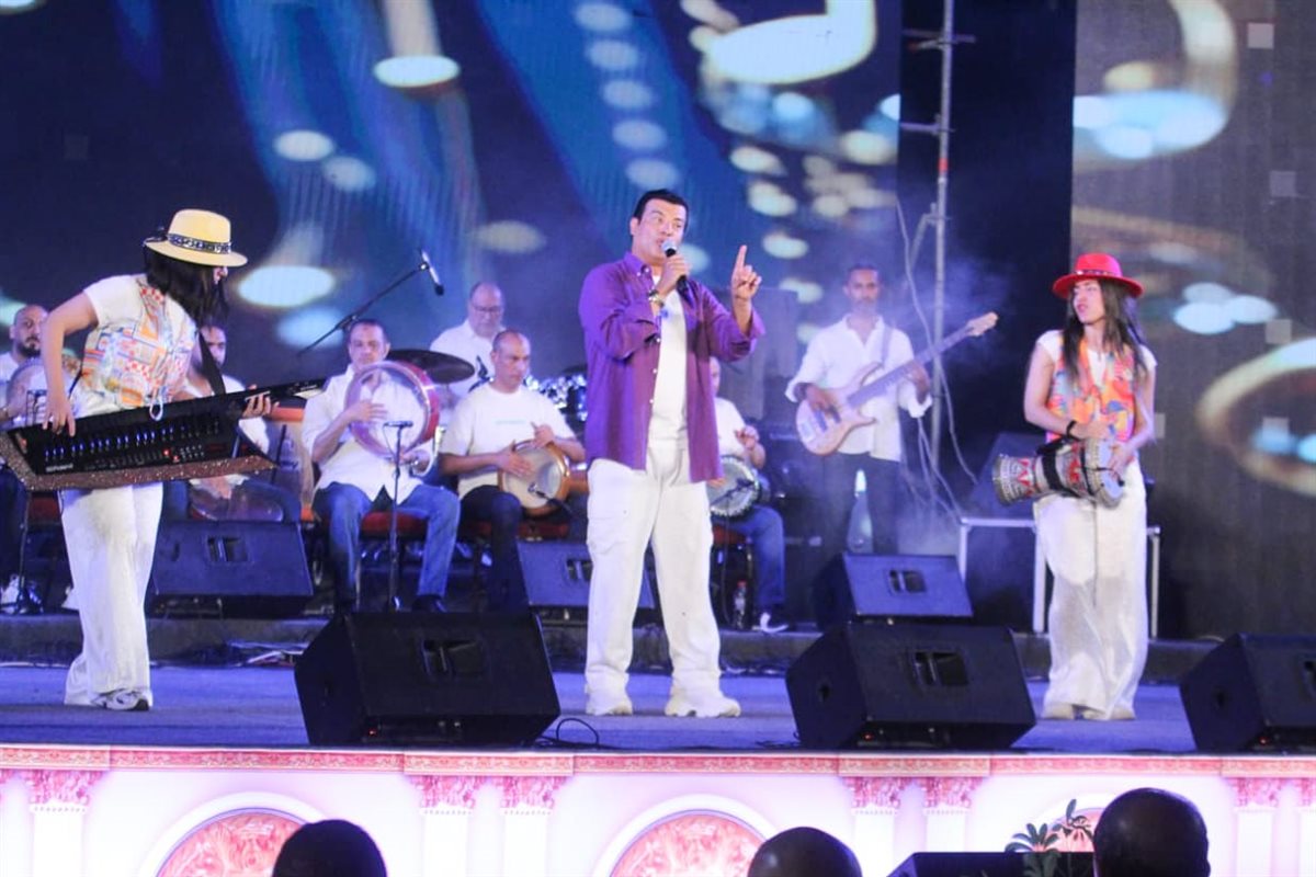 إيهاب توفيق يتألق بدويتو عامل عاملة مع كنزي تركي فى إفتتاح المهرجان الصيفي للأوبرا