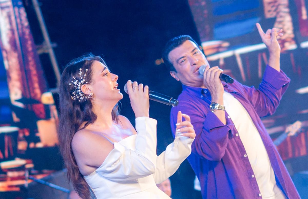 إيهاب توفيق يتألق بدويتو عامل عاملة مع كنزي تركي فى إفتتاح المهرجان الصيفي للأوبرا