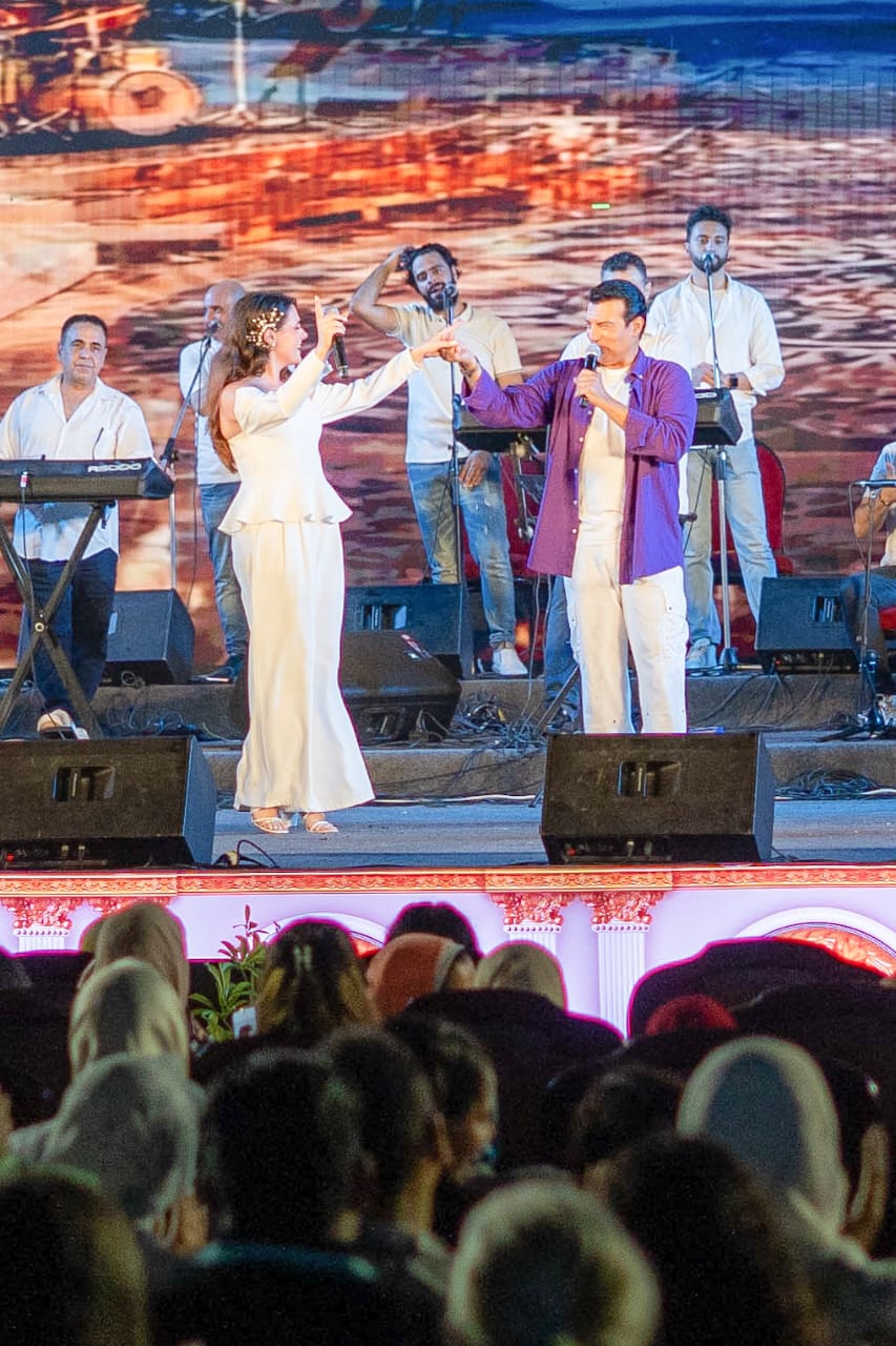 إيهاب توفيق يتألق بدويتو عامل عاملة مع كنزي تركي فى إفتتاح المهرجان الصيفي للأوبرا