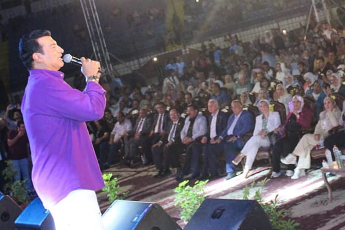 إيهاب توفيق يتألق بدويتو عامل عاملة مع كنزي تركي فى إفتتاح المهرجان الصيفي للأوبرا