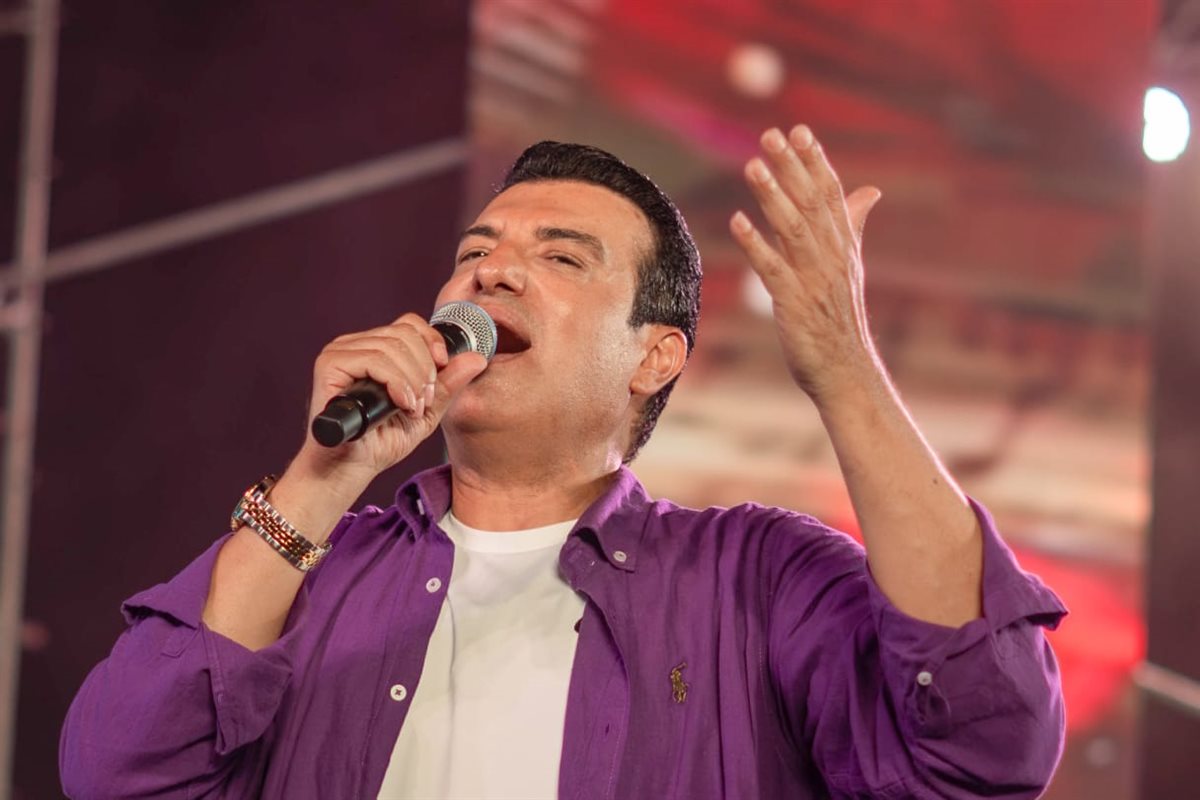 إيهاب توفيق يتألق بدويتو عامل عاملة مع كنزي تركي فى إفتتاح المهرجان الصيفي للأوبرا