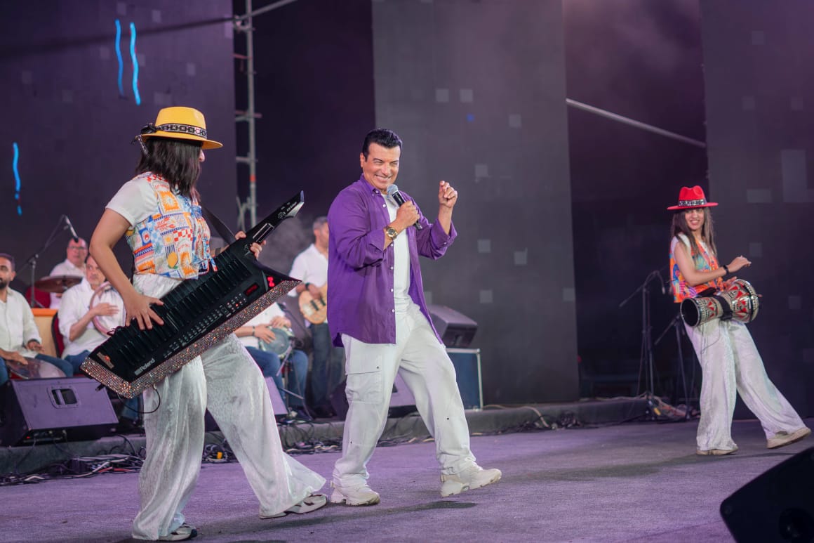 إيهاب توفيق يتألق بدويتو عامل عاملة مع كنزي تركي فى إفتتاح المهرجان الصيفي للأوبرا