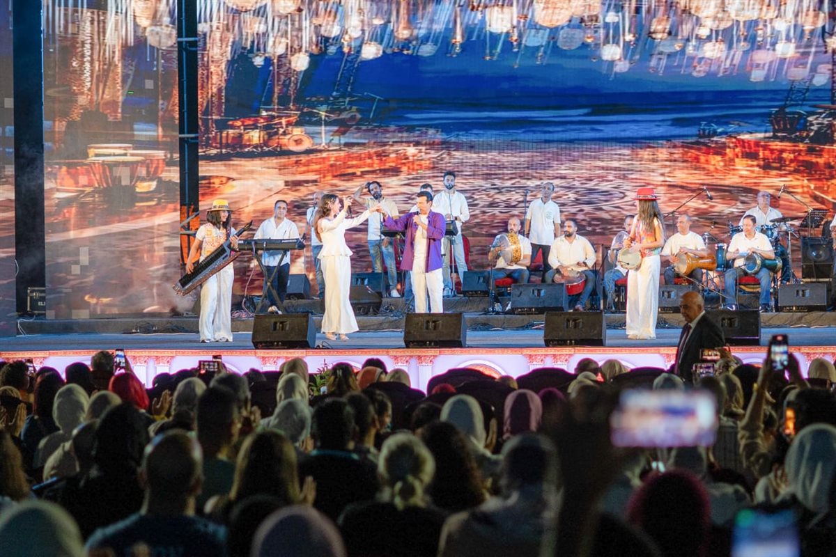 إيهاب توفيق يتألق بدويتو عامل عاملة مع كنزي تركي فى إفتتاح المهرجان الصيفي للأوبرا