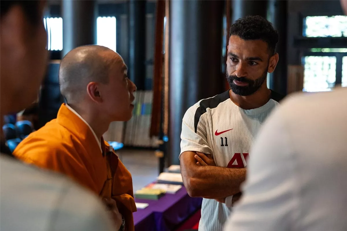 محمد صلاح رفقة فريق ليفربول من معبد إيكوين في طوكيو