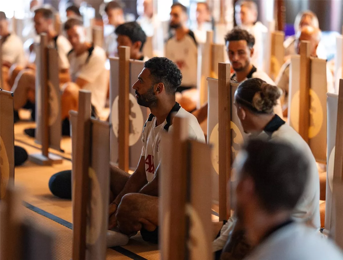 محمد صلاح رفقة فريق ليفربول من معبد إيكوين في طوكيو