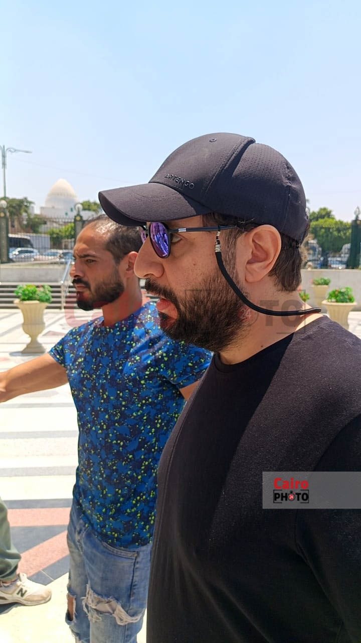 أحمد أمين يشيع جثمان خالته من مسجد السيدة نفيسة