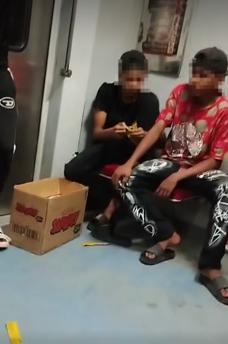 صور مقتطفة من مقطع الفيديو للباعة الجائلين بالمترو