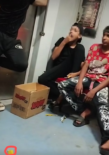 صور مقتطفة من مقطع الفيديو للباعة الجائلين بالمترو